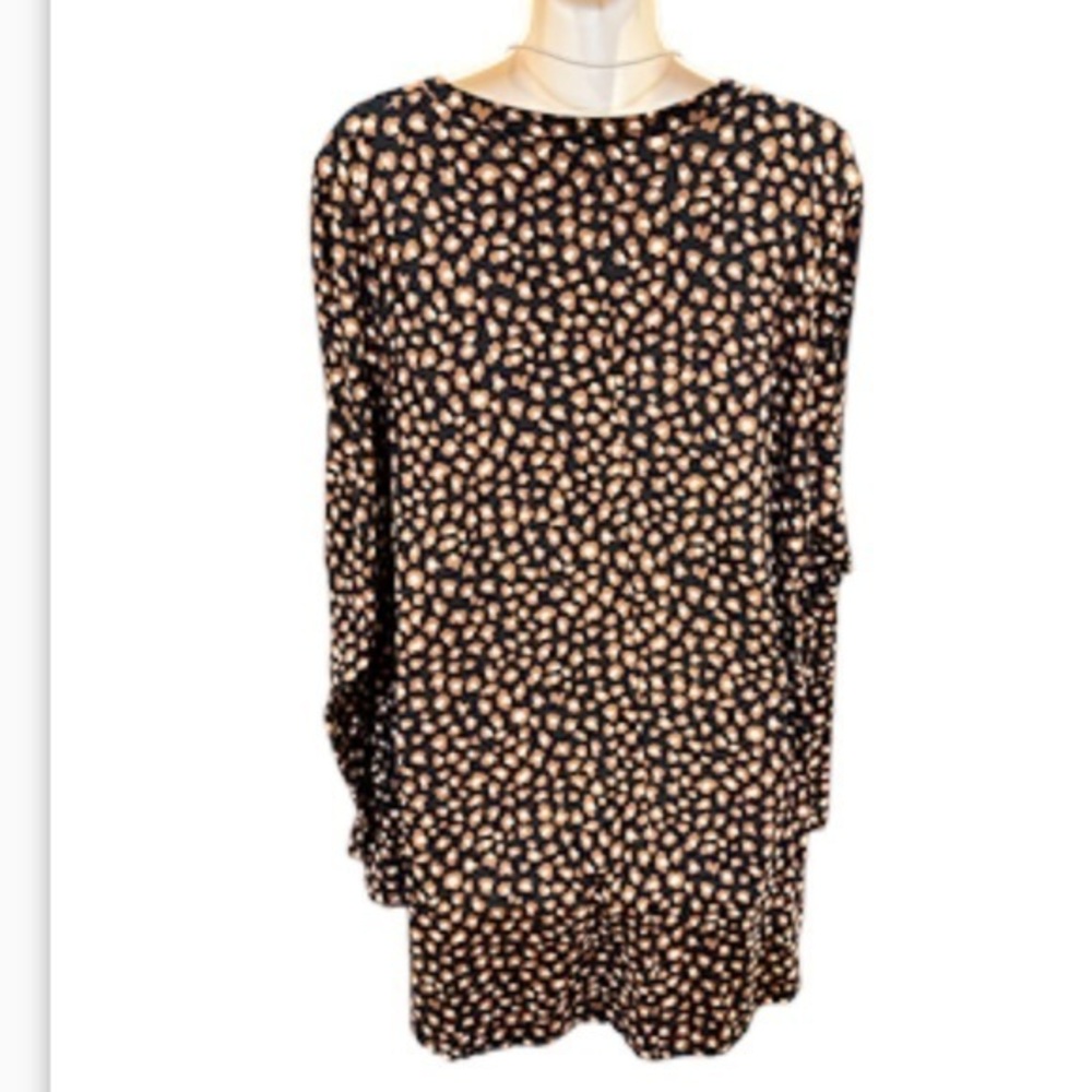 NWT Boutique Black animal print v neck top - Picture 5 of 9